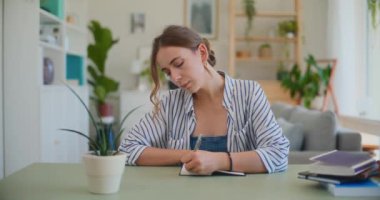 Masada öğrenim, yazı ve okumaya dalmış, akademik uğraşlara odaklanmış kız öğrencilerin ön görüşü