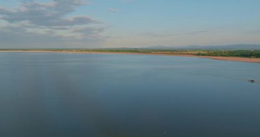 Gün batımında gölün havadan görüntüsü çok güzel.