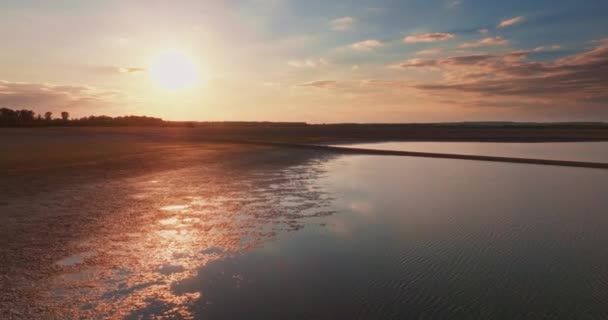 Vogelperspektive Eines Austrocknenden Sees Bei Sonnenuntergang Der Die Schweren Dürrebedingungen — Stockvideo