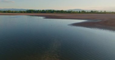 Su yüzeyine ve kuraklık sırasında bir gölün kuru kıyılarına bakıyorum.