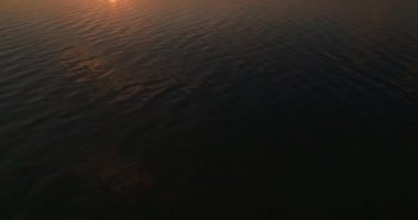 Güzel bir gün batımında bir göl manzarası