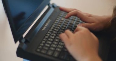 Dizüstü bilgisayarda el yazısının aşırı yakın çekim görüntüsü