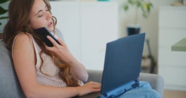 Cep telefonuyla müşteriyle konuşan kadın portresi