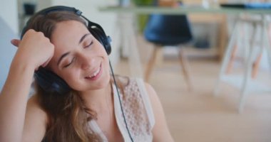Kadın derin bir rahatlama seansında kulaklıkla müziğinin tadını çıkarıyor.