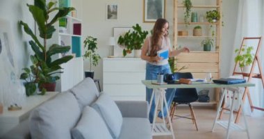 Bayan öğrenci masa başında oturuyor, evde öğrenim görüyor.