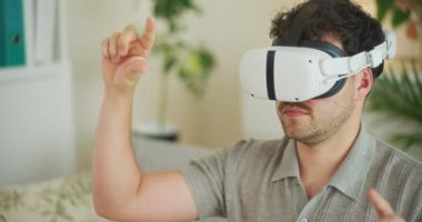 Sanal gerçeklik teknolojisinin tadını çıkaran VR gözlükleriyle çalışan adama yakın çekim