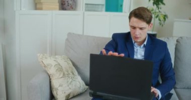Kendine güvenen işadamı dizüstü bilgisayarla çalışmaya başladı