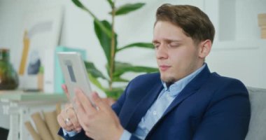 İş adamı, bir video görüşmesi sırasında potansiyel bir istemciyle işlem şartlarını müzakere eder