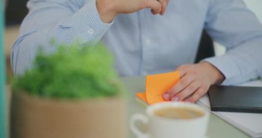 İş adamı duvara renkli yapışkan notlar yapıştırır.
