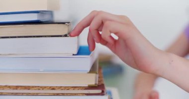 Genç öğrenci metaforik olarak eğitim ve gelişim yolculuğunu sembolize ederek bir dizi kitaba tırmanıyor.