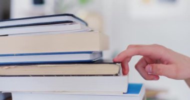 Kişisel ve akademik gelişimi gösteren, eğitim merdivenine tırmanan bir öğrencinin yaratıcı ve sembolik bir temsili