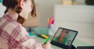 Çevrimiçi uzak sınıflarda uzak öğretim ve etkileşimli video sohbetleri, öğrenci öğrenimini geliştirme