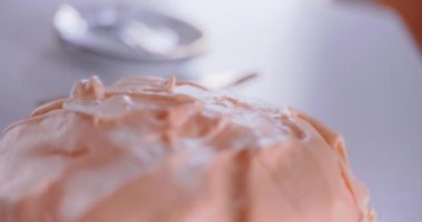 Geleneksel tatları modern bir kıvrımla harmanlayan tatlı kremalı fırınlanmış taze bir ravent keki.