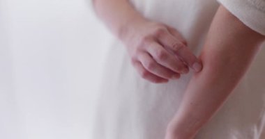 Alerjik olmayan ve iltihap önkoluna merhem süren bir kadın. Bir midge ya da eşekarısı sokmasından sonra.