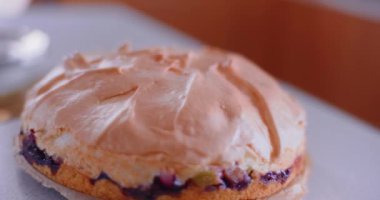 Lezzetli bir tatlıya yumuşak ve tatlı bir son sunan yumuşak bir kremalı sıcak ravent keki.