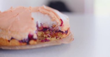 Geleneksel tatları modern bir kıvrımla harmanlayan tatlı kremalı fırınlanmış taze bir ravent keki.