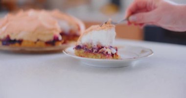 Bu yeni yapılmış rubarb keki taze kremalı, dokularda enfes bir kontrastlık sağlıyor.