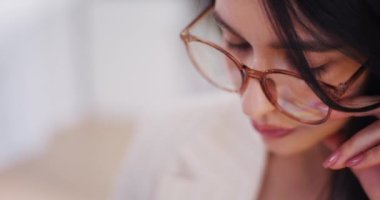 Ofiste bir proje üzerinde çalışırken odaklanmış bir iş kadınının gözlerinin yakın plan çekimi..