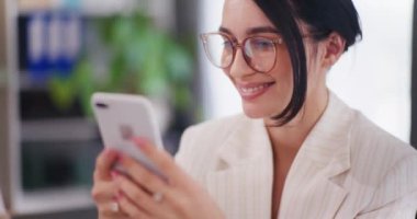 Mutlu bir kadın internetten alışveriş yapar ve akıllı telefonuyla interneti gezer..