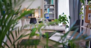 Ofis manzarası. Masasında dizüstü bilgisayar var, çalışanı yok..