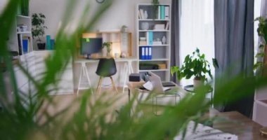 Çalışanlar olmadan boş ofis alanı.