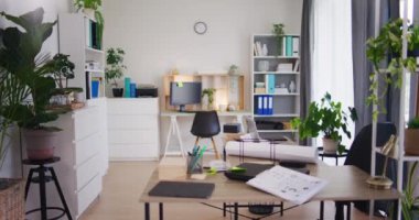 Çalışanların olmadığı boş bir ofis manzarası.