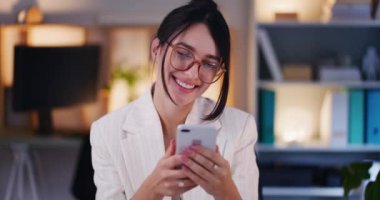 Akıllı telefonuyla sosyal medyada gezinen mutlu bir kadın..