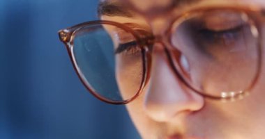 Ofiste dizüstü bilgisayarla çalışan konsantre bir kadının yüzünü yakından çek..