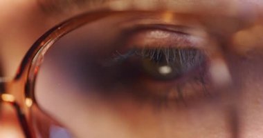 Bilgisayarda çalışan konsantre bir kadının yakın çekimi..