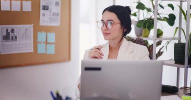 Gözlüklü düşünceli bir kadın ofisteki şirketin gelişimini çok düşünür..