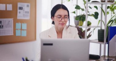 Düşünceli bir iş kadını ofiste bilgisayar başında çalışırken aklına bir fikir gelir ve yazmaya başlar..