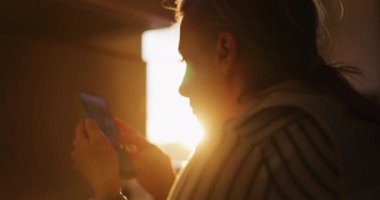 Telefonunda gezinen bir kişinin yakın plan görüntüsü.