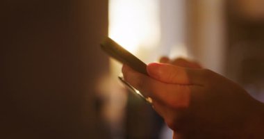 Telefonunu kaydıran birinin yakın çekimi..