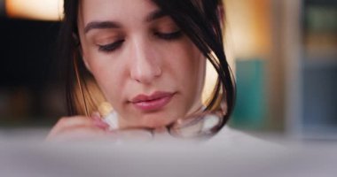 Bilgisayarda çalışan üzgün bir kadının portresi, maddi kayıplar yüzünden hayal kırıklığına uğramış..