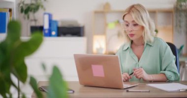 Bir çalışan video toplantısında projeyi müdürüyle tartışır..