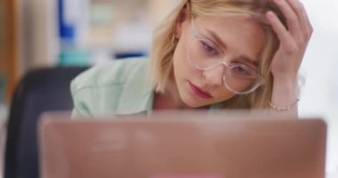 Depresyonda olan, endişeli ve aşırı çalışan bir kadın..