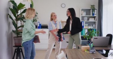 Şirketin patronu müşterileri ofise davet eder ve bir iş toplantısı başlatır..