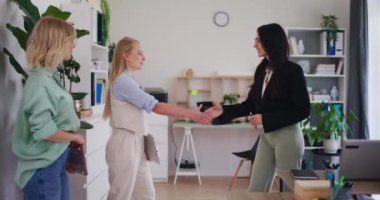 Şirketin patronu yeni müşterileri ofise davet eder ve bir iş toplantısı başlatır..