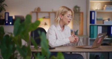 Bir iş kadını, akşam üstü dizüstü bilgisayarından yapılan bir video görüşmesi sırasında menajeriyle konuşur..