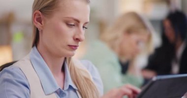 Dijital tablet üzerinde çalışan konsantre bir kadın..