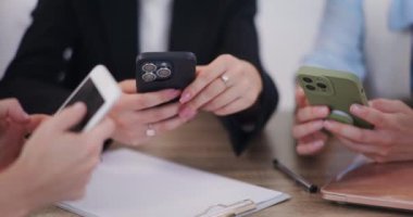 Üç kadın mesajlaşıyor, el ve akıllı telefonlardan yakın çekim..