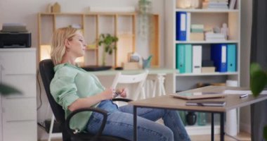 Bir iş kadını işini bitirdikten sonra ayaklarını masaya koyar ve şirketlerin yüksek kârından zevk alır..