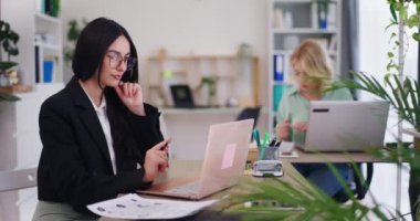 Ofiste çalışan, meşgul ve işine odaklanmış kadın ofis çalışanları..