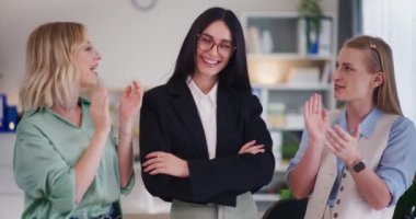 Kendine güvenen bir iş kadını ve çalışanlar alkışlıyor, seviniyor ve mutlular..