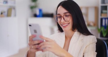 Mutlu bir kadın akıllı telefonuyla sosyal medyada gezinir..