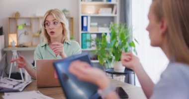 Kadınlar ofiste bir projeden bahsediyorlar..