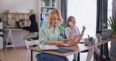 Ofiste çalışırken bir şirket çalışanı belge analizine odaklanmış..