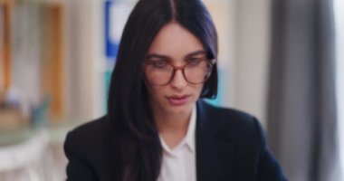 Ofiste bilgisayarla uğraşırken konsantre bir kadın..