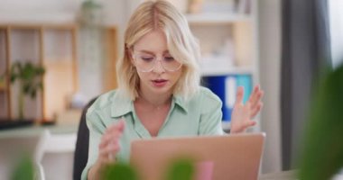 Bir kadın bilgisayarı çalışmadığı için üzülür..