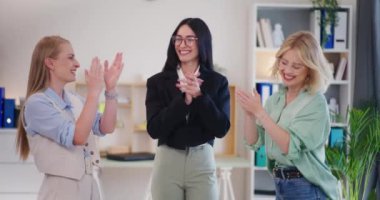 Üç başarılı kadın, şirketlerinin mali sonuçlarını alkışlıyor ve bundan keyif alıyor..